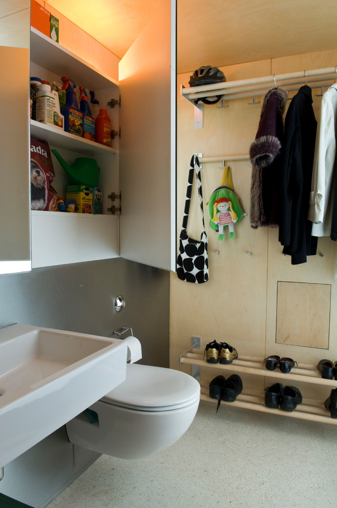 Réalisation d'un WC suspendu design de taille moyenne avec un placard à porte plane, des portes de placard blanches, un carrelage blanc, un mur blanc, un sol en terrazzo, un lavabo suspendu, un sol blanc et des carreaux de miroir.