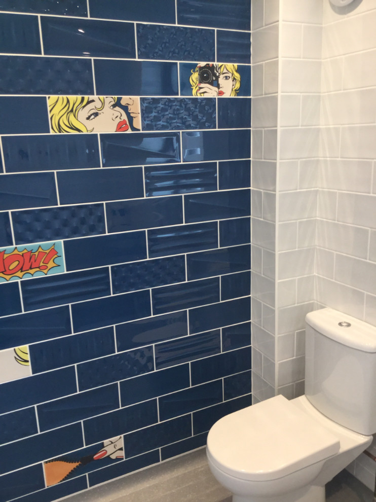 Inspiration för moderna toaletter, med en toalettstol med hel cisternkåpa, blå kakel, keramikplattor och blå väggar