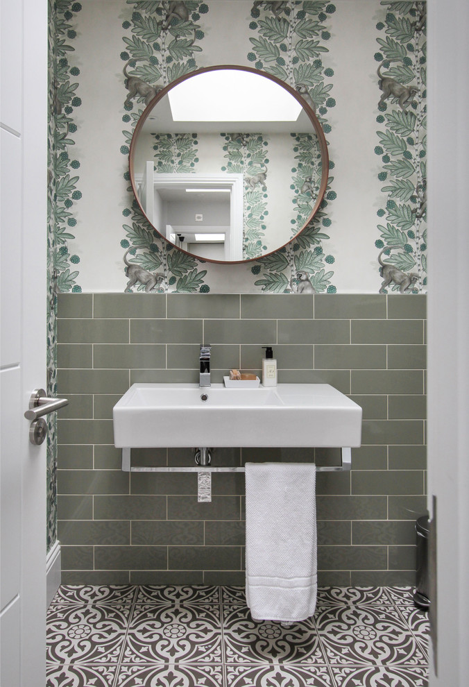 Mittelgroße Moderne Gästetoilette mit grünen Fliesen, grüner Wandfarbe, Porzellan-Bodenfliesen, Wandwaschbecken und buntem Boden in London