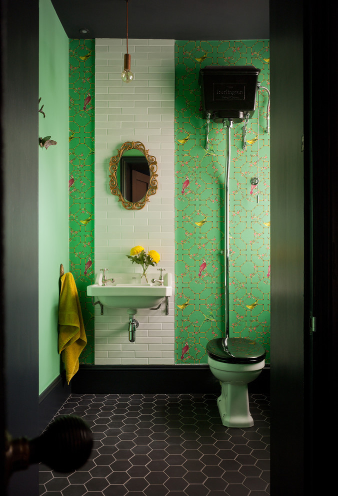 Immagine di un bagno di servizio chic con WC a due pezzi, piastrelle bianche, piastrelle nere, piastrelle verdi, piastrelle in ceramica, pareti multicolore, pavimento con piastrelle in ceramica, lavabo sospeso e pavimento grigio