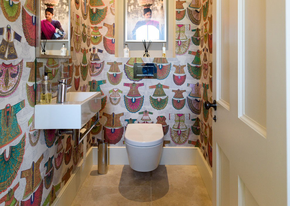 Mittelgroße Moderne Gästetoilette mit Wandtoilette, Wandwaschbecken und beigem Boden in London