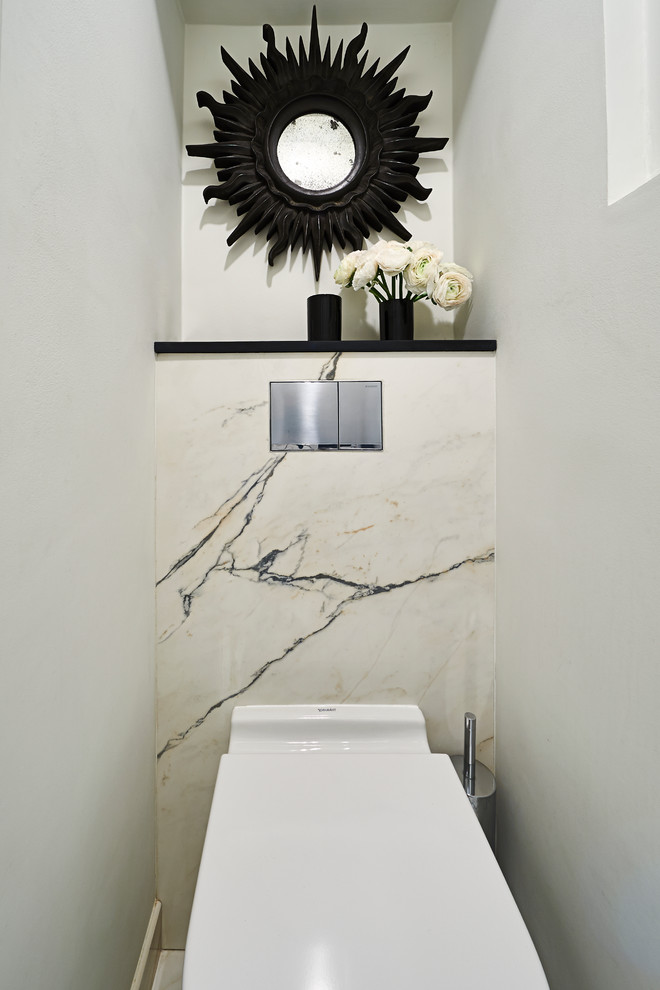 Esempio di un piccolo bagno di servizio con WC sospeso, piastrelle bianche, pareti bianche, pavimento in gres porcellanato, lavabo sospeso e lastra di pietra