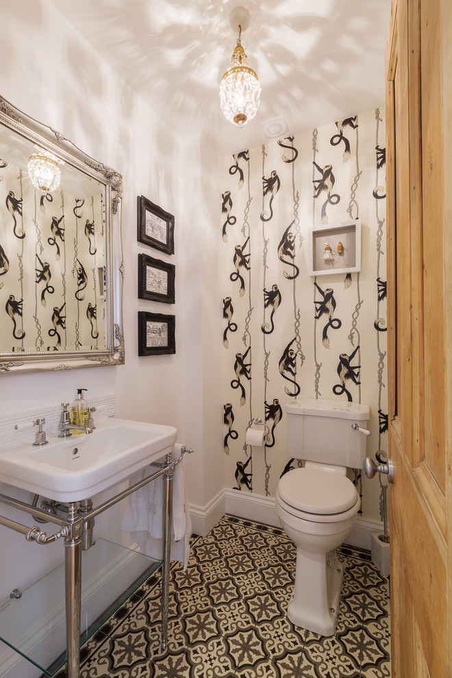 Immagine di un bagno di servizio tradizionale di medie dimensioni con WC monopezzo, pareti bianche, pavimento con piastrelle in ceramica e lavabo a consolle