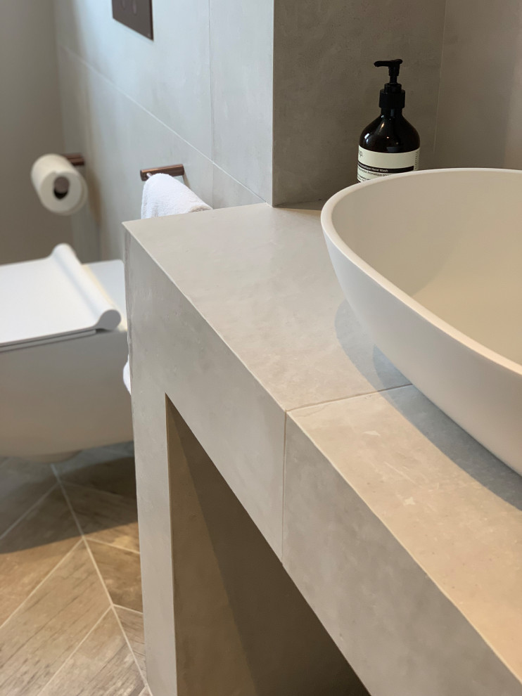 Идея дизайна: туалет среднего размера в современном стиле с инсталляцией, белой плиткой, керамической плиткой, белыми стенами, полом из керамической плитки, столешницей из плитки, серым полом и белой столешницей