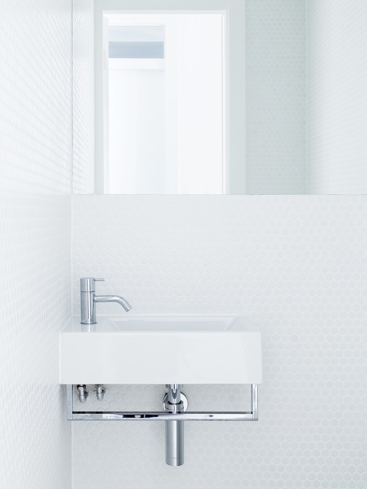 Стильный дизайн: маленький туалет в стиле модернизм с белой плиткой, плиткой мозаикой, белыми стенами и подвесной раковиной для на участке и в саду - последний тренд