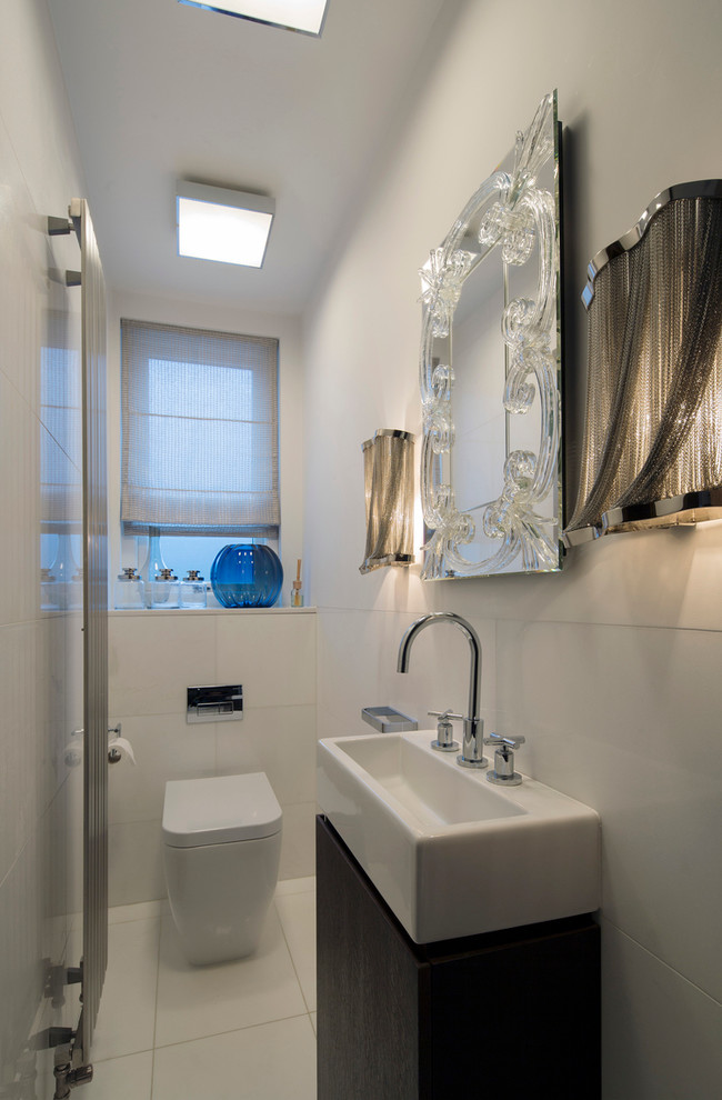 Kleine Moderne Gästetoilette mit weißen Fliesen, weißer Wandfarbe und Marmorboden in London