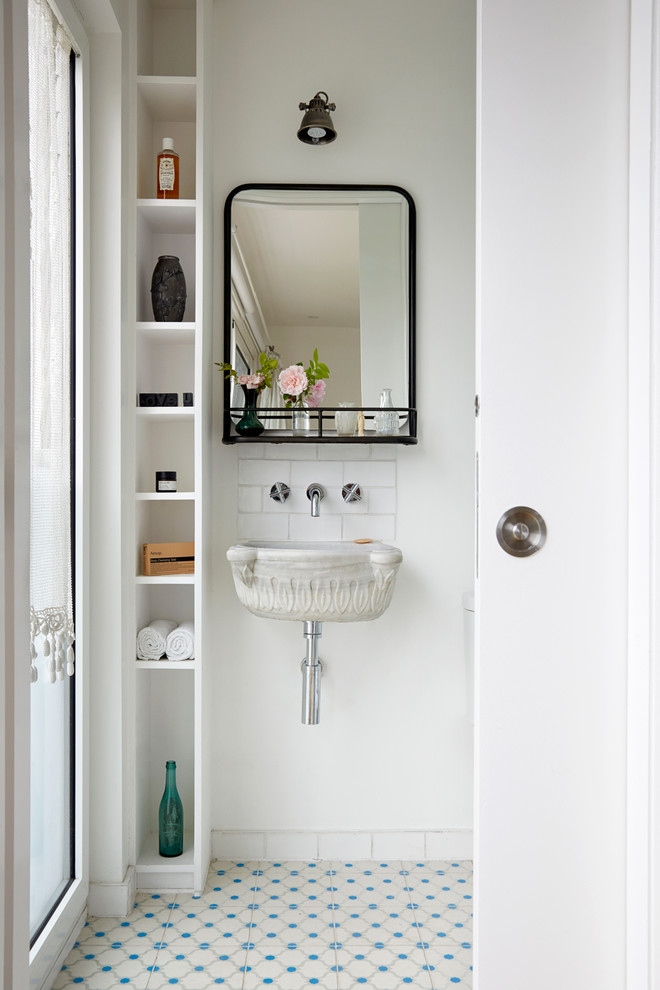 Стильный дизайн: туалет в стиле фьюжн с белыми стенами, подвесной раковиной и разноцветным полом - последний тренд