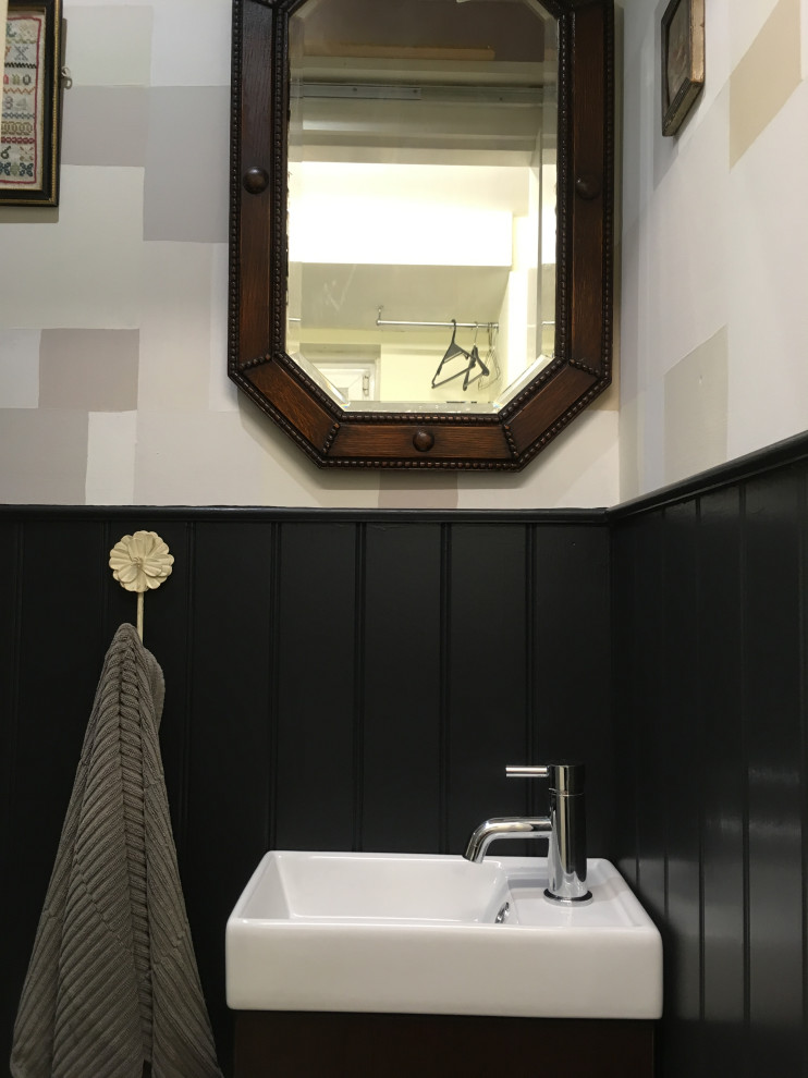 Ispirazione per un piccolo bagno di servizio boho chic con ante lisce, ante in legno bruno, WC sospeso, pareti multicolore, pavimento in vinile, lavabo sospeso e pavimento grigio