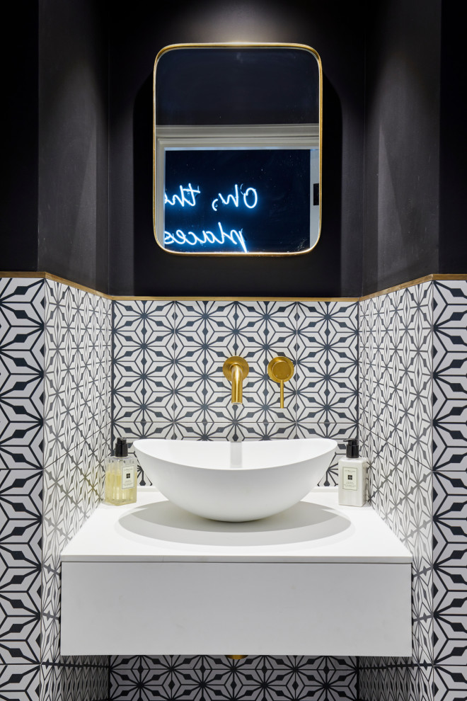 Moderne Gästetoilette mit flächenbündigen Schrankfronten, weißen Schränken, schwarzer Wandfarbe, Aufsatzwaschbecken, schwarz-weißen Fliesen und Porzellanfliesen in Surrey