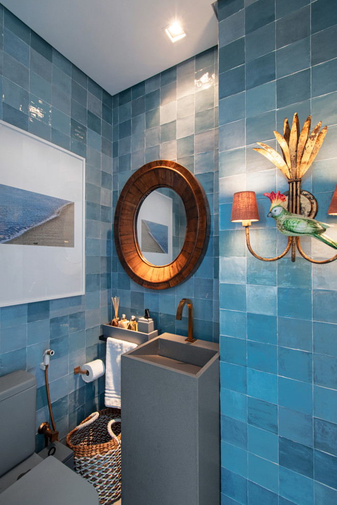 Стильный дизайн: туалет в морском стиле с синей плиткой и раковиной с пьедесталом - последний тренд
