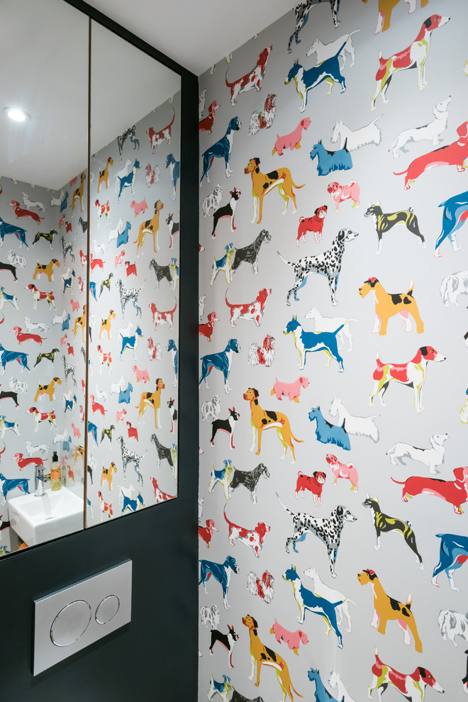 Idee per un piccolo bagno di servizio moderno con pareti multicolore, parquet chiaro e pavimento beige
