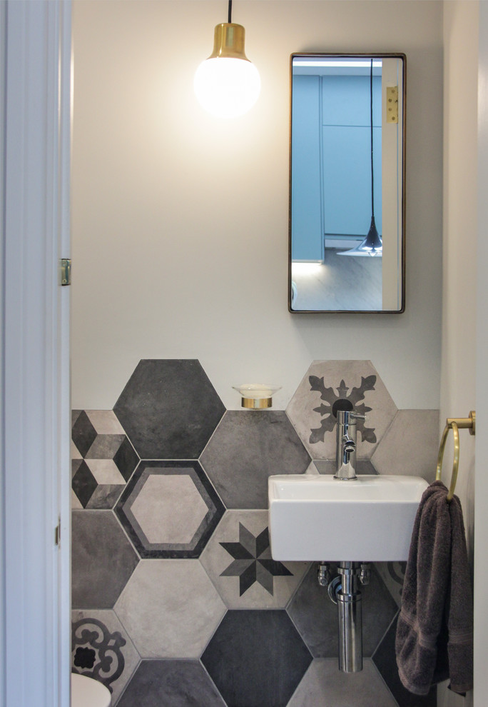ロンドンにある小さなコンテンポラリースタイルのおしゃれなトイレ・洗面所 (壁掛け式トイレ、グレーのタイル、磁器タイル、磁器タイルの床、壁付け型シンク、白い壁) の写真