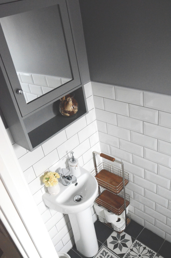 Kleine Skandinavische Gästetoilette mit Toilette mit Aufsatzspülkasten, weißen Fliesen, Keramikfliesen, grauer Wandfarbe, Keramikboden, buntem Boden und freistehendem Waschtisch in Manchester