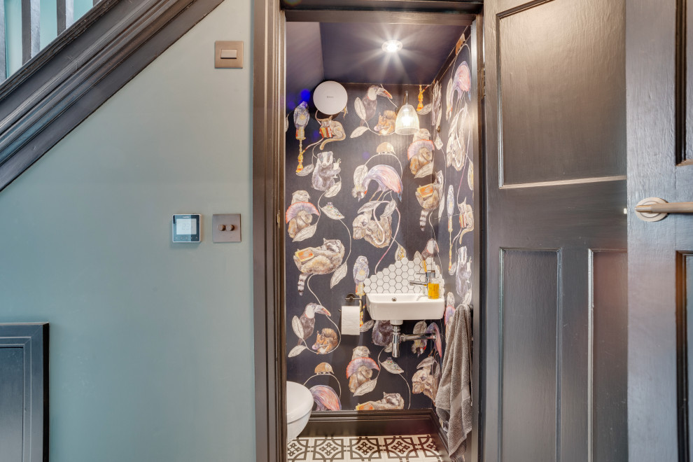Esempio di un piccolo bagno di servizio bohémian con piastrelle bianche, pareti multicolore, pavimento in gres porcellanato, lavabo sospeso, pavimento bianco e carta da parati