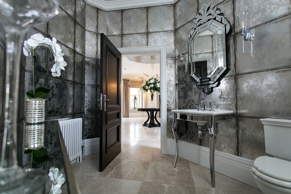 Ispirazione per un bagno di servizio tradizionale di medie dimensioni con WC a due pezzi, pareti grigie, pavimento in marmo, lavabo a consolle e pavimento grigio