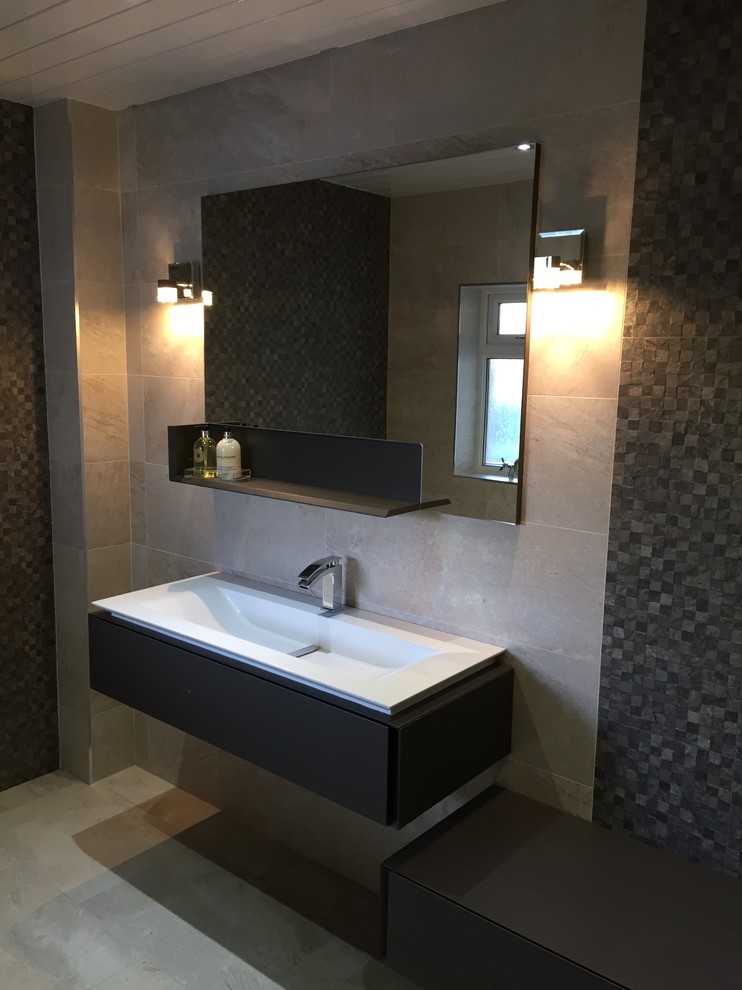 Idee per un piccolo bagno di servizio moderno con WC a due pezzi, piastrelle beige, piastrelle grigie, piastrelle in gres porcellanato, pavimento in gres porcellanato, pareti beige e pavimento beige