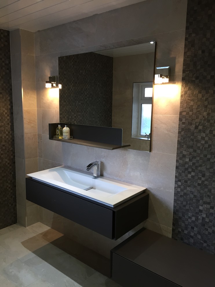 Aménagement d'un petit WC et toilettes moderne avec WC séparés, un carrelage beige, un carrelage gris, des carreaux de porcelaine, un sol en carrelage de porcelaine, un mur beige et un sol beige.