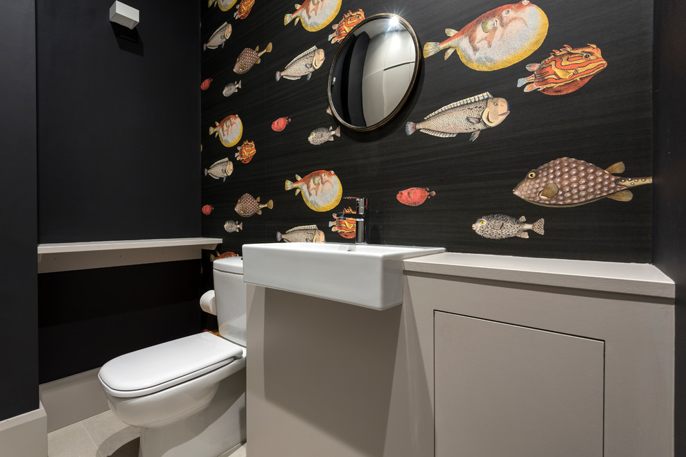 Idee per un bagno di servizio tropicale con ante grigie, WC a due pezzi, pareti multicolore e lavabo sospeso