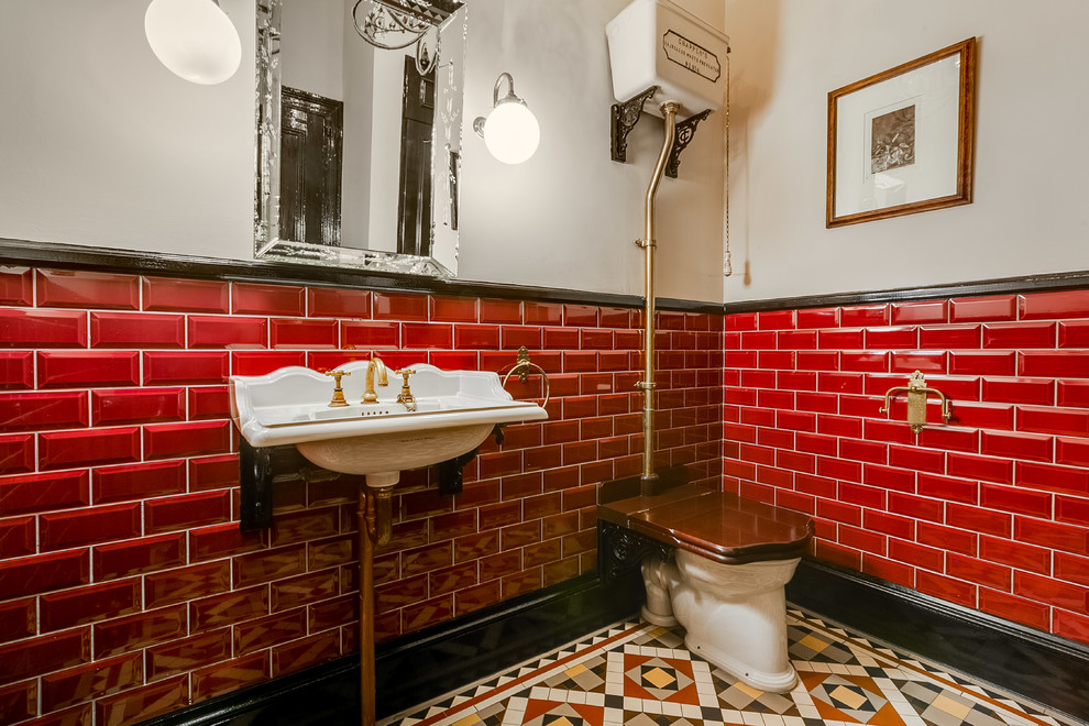 Mittelgroße Klassische Gästetoilette mit Toilette mit Aufsatzspülkasten, roten Fliesen, Metrofliesen, grauer Wandfarbe, Mosaik-Bodenfliesen, Waschtischkonsole und buntem Boden in London