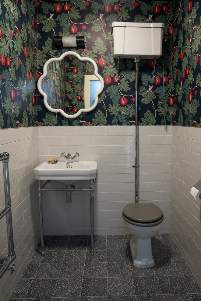 Inredning av ett minimalistiskt toalett, med vita väggar, klinkergolv i porslin och blått golv