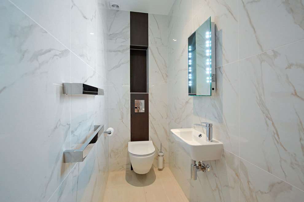 Cette photo montre un petit WC suspendu moderne avec un carrelage multicolore, des carreaux de porcelaine, un mur multicolore, un sol en carrelage de porcelaine, un lavabo suspendu et un sol beige.
