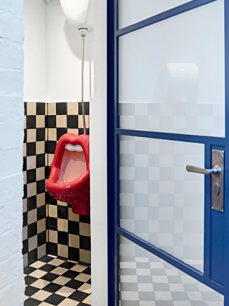 Kleine Eklektische Gästetoilette mit Urinal, schwarz-weißen Fliesen, weißer Wandfarbe, Keramikboden und buntem Boden in London