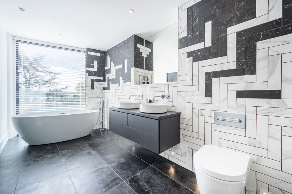 Idéer för funkis badrum, med en vägghängd toalettstol, svart kakel, svart och vit kakel, flerfärgad kakel, vit kakel, marmorkakel, flerfärgade väggar, marmorgolv, ett piedestal handfat och flerfärgat golv