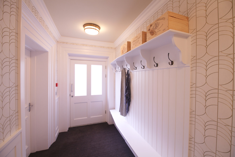 Mittelgroße Landhausstil Gästetoilette mit Schrankfronten im Shaker-Stil in Sonstige