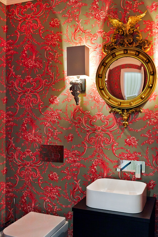 Exempel på ett litet klassiskt toalett, med ett fristående handfat, skåp i mörkt trä, träbänkskiva, en toalettstol med hel cisternkåpa, grå kakel, porslinskakel, röda väggar och klinkergolv i porslin