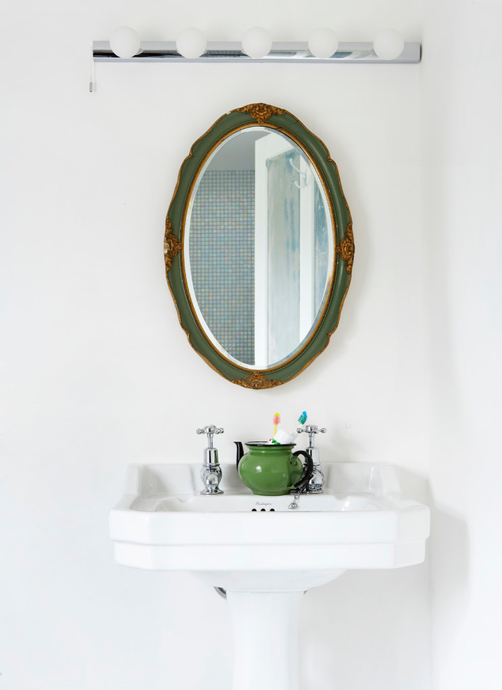 Imagen de aseo ecléctico con paredes blancas y lavabo con pedestal