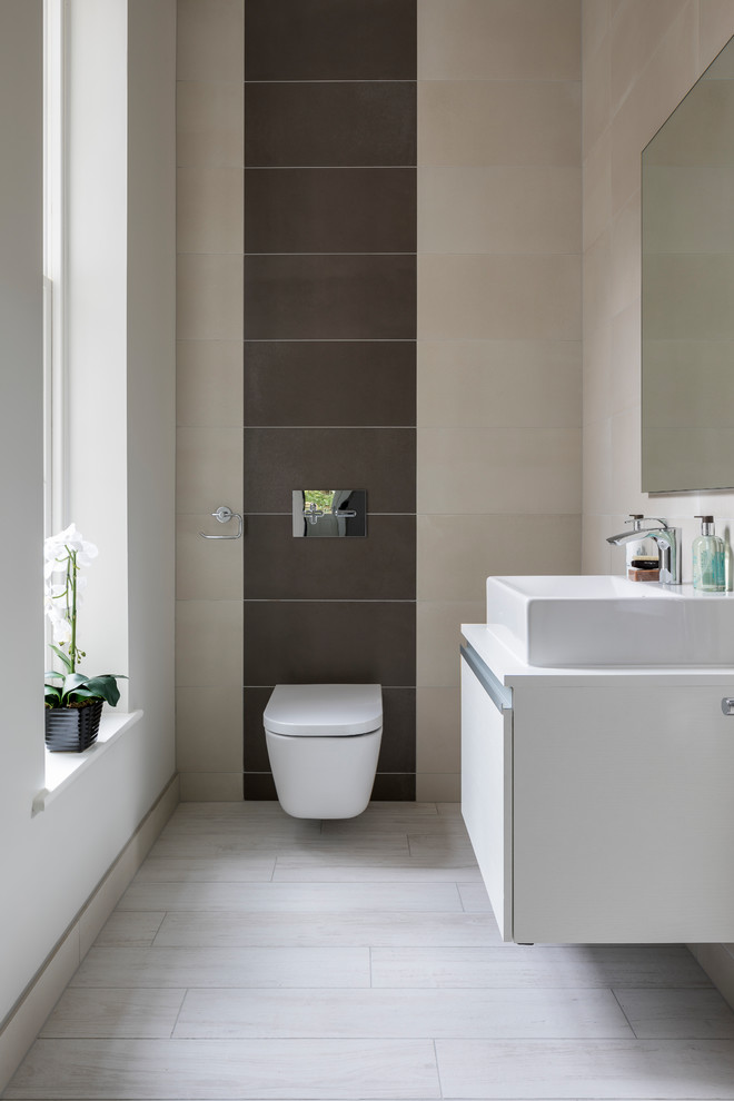 Immagine di un bagno di servizio contemporaneo di medie dimensioni con ante lisce, ante bianche, pareti bianche, pavimento con piastrelle in ceramica e pavimento beige