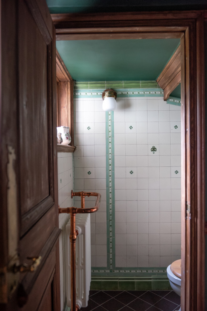 Inspiration för ett litet eklektiskt grön grönt toalett, med skåp i shakerstil, gröna skåp, en toalettstol med hel cisternkåpa, vit kakel, keramikplattor, gröna väggar, skiffergolv, ett fristående handfat, marmorbänkskiva och svart golv