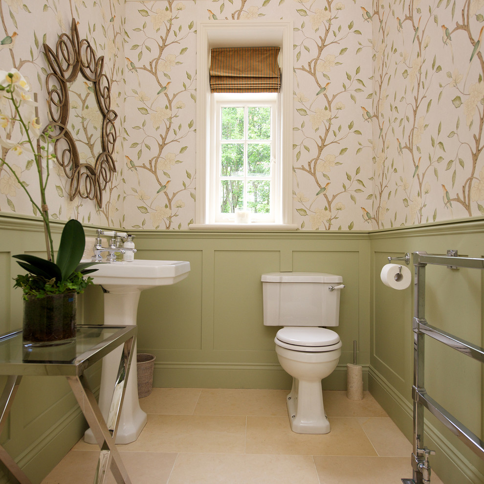 他の地域にあるトラディショナルスタイルのおしゃれなトイレ・洗面所 (ペデスタルシンク、分離型トイレ、マルチカラーの壁) の写真