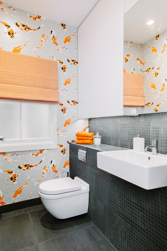 Foto di un bagno di servizio vittoriano di medie dimensioni con WC sospeso, piastrelle a mosaico, pareti bianche, pavimento in ardesia, lavabo da incasso, pavimento grigio e top grigio