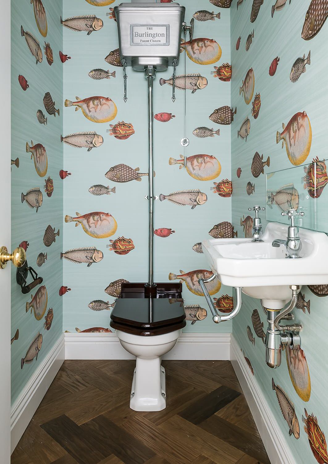 ターコイズブルーのおしゃれなトイレ 洗面所 壁付け型シンク の画像 21年8月 Houzz ハウズ