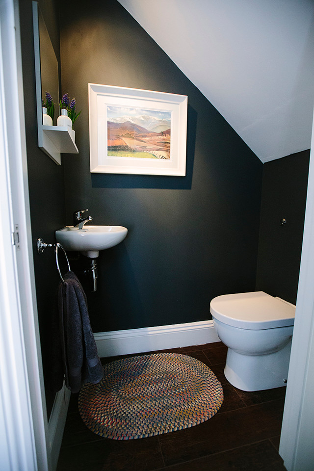 Источник вдохновения для домашнего уюта: маленький туалет в современном стиле с унитазом-моноблоком и черными стенами для на участке и в саду