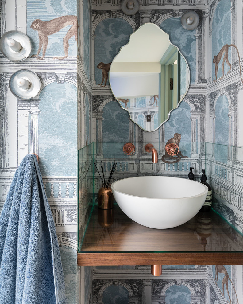 Источник вдохновения для домашнего уюта: туалет в современном стиле с разноцветными стенами, настольной раковиной и стеклянной столешницей