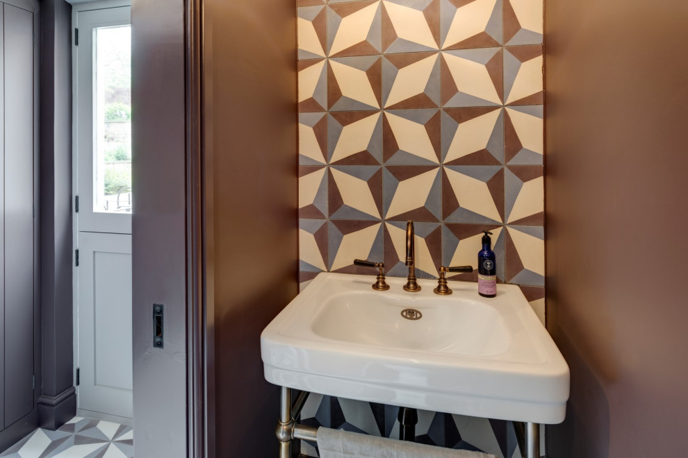 デヴォンにあるトランジショナルスタイルのおしゃれなトイレ・洗面所の写真