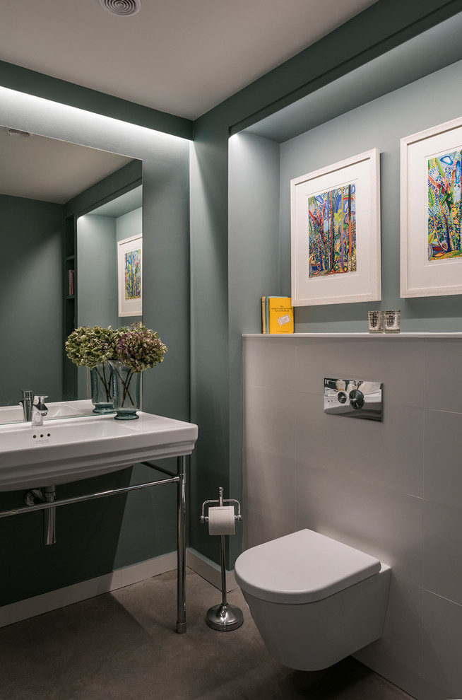 Idee per un bagno di servizio classico con WC sospeso, pareti grigie, lavabo a consolle e pavimento grigio
