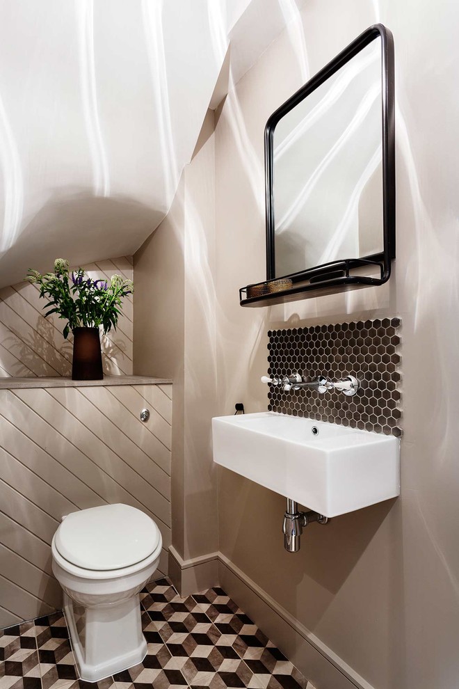 Bild på ett mellanstort funkis toalett, med beige väggar och ett väggmonterat handfat