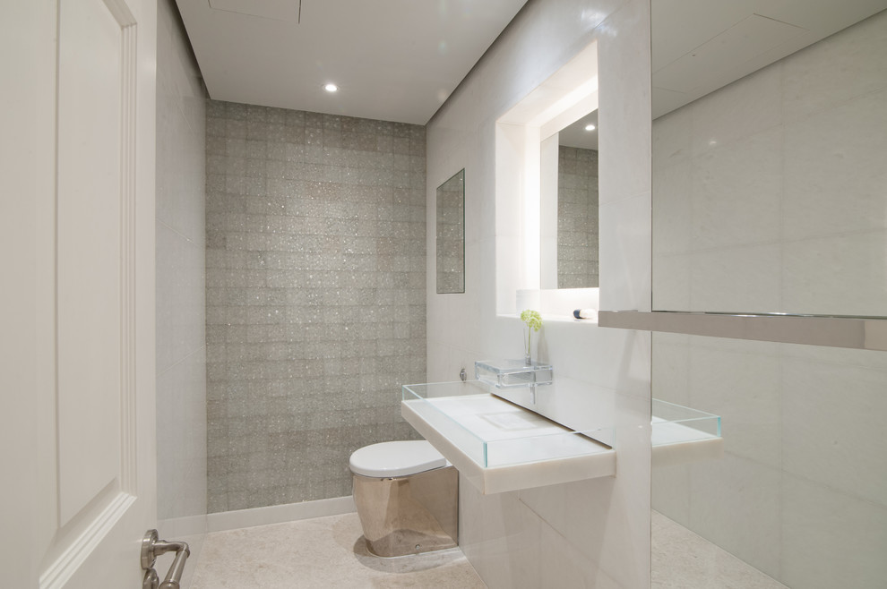 Свежая идея для дизайна: большой туалет в классическом стиле с унитазом-моноблоком, белой плиткой, стеклянной плиткой и мраморной столешницей - отличное фото интерьера