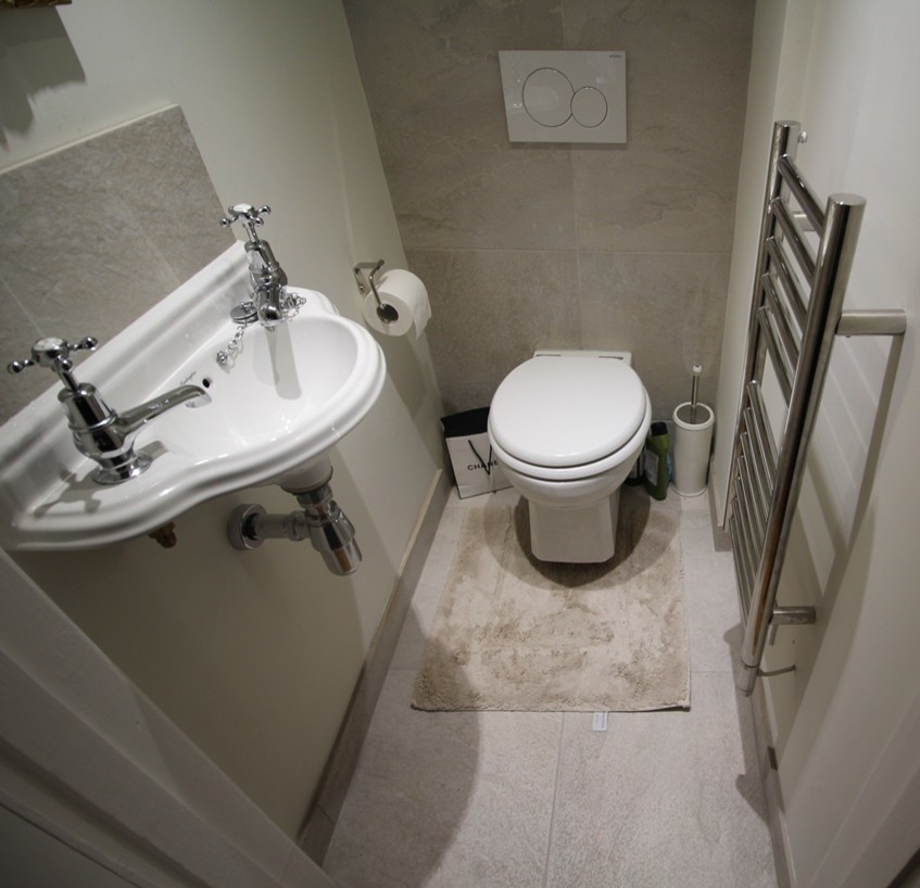 Пример оригинального дизайна: туалет среднего размера в классическом стиле с инсталляцией и подвесной раковиной