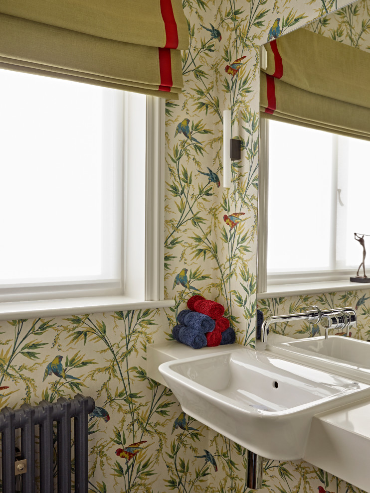 На фото: туалет в стиле фьюжн с разноцветными стенами, подвесной раковиной, белой столешницей и обоями на стенах