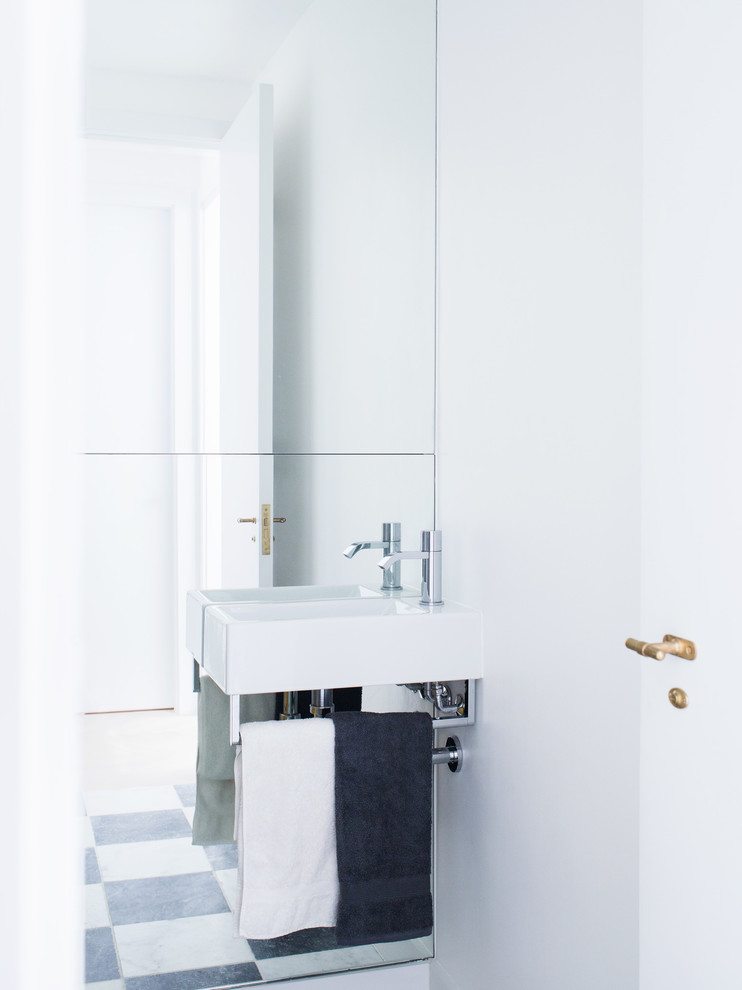 Esempio di un bagno di servizio minimalista di medie dimensioni con WC sospeso, pistrelle in bianco e nero, pareti bianche, pavimento in marmo e lavabo sospeso