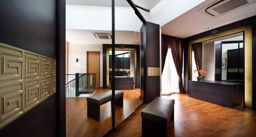 シンガポールにあるアジアンスタイルのおしゃれなフィッティングルーム (フラットパネル扉のキャビネット、濃色木目調キャビネット) の写真