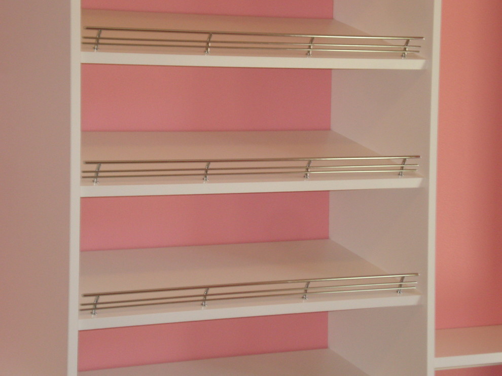 Modern inredning av ett mycket stort walk-in-closet för kvinnor, med luckor med infälld panel, vita skåp, heltäckningsmatta och vitt golv