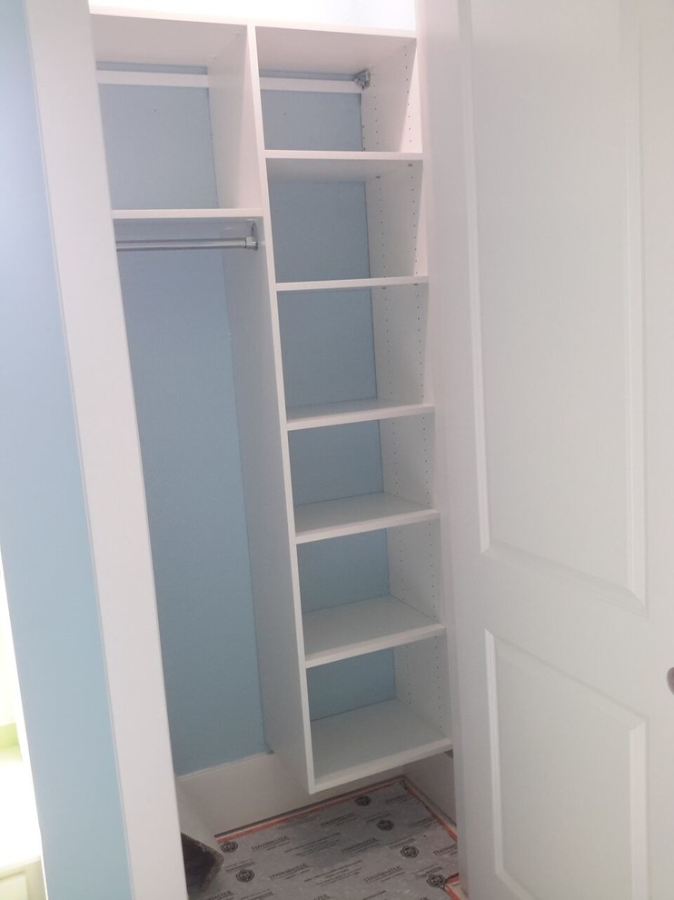 Immagine di un piccolo armadio o armadio a muro unisex classico con ante bianche