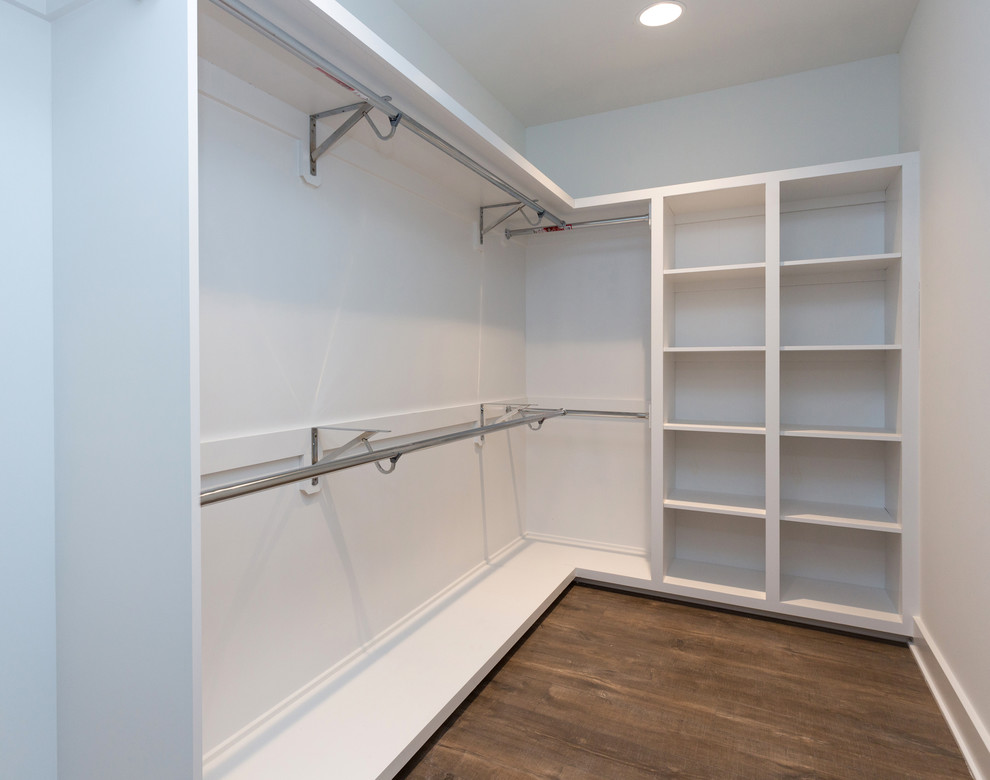 Idéer för att renovera ett mellanstort funkis walk-in-closet för könsneutrala, med öppna hyllor, vita skåp, mörkt trägolv och brunt golv
