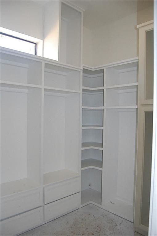 Imagen de armario vestidor unisex contemporáneo de tamaño medio con armarios con paneles empotrados, puertas de armario blancas y moqueta