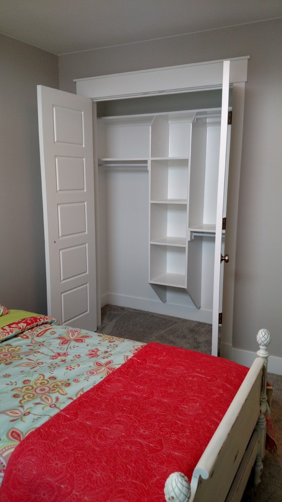На фото: гардеробная комната среднего размера, унисекс в стиле модернизм с ковровым покрытием с